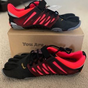 NWT Vibram V-Train FiveFingers shoes
